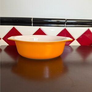 Vintage Pyrex Orange Oval 1 1/2 qt casserole dish. 043